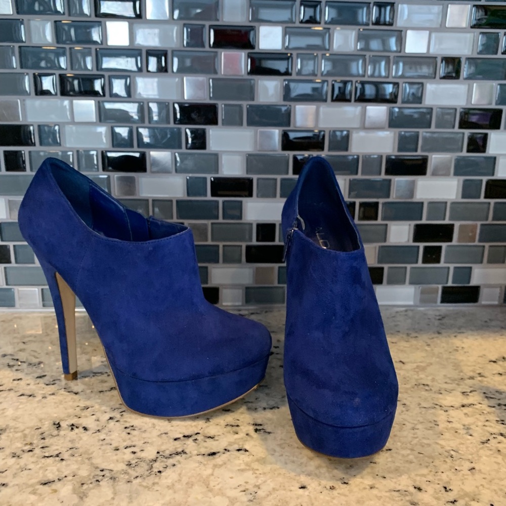 💙Aldo royal blue suede platform heels💙